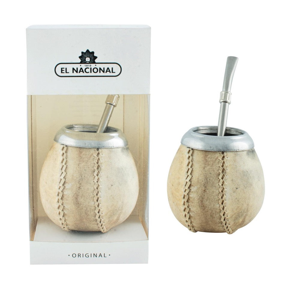 Mate de calabaza argentino forrado en cuero crudo con bombilla
